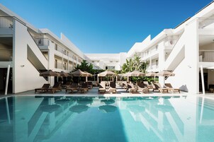 Una piscina al aire libre de temporada