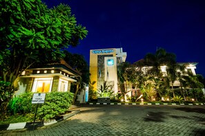 Exterior - Cakra Kusuma Hotel (Depok)