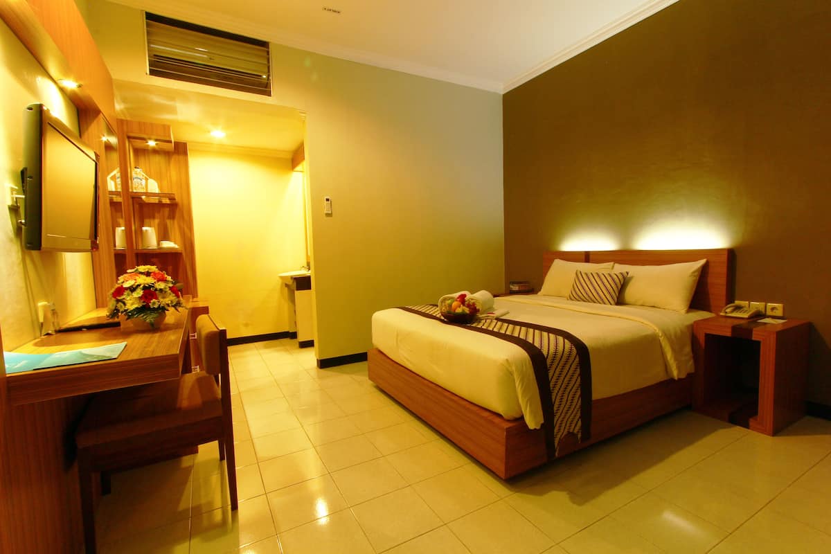 In-room safe, desk, rollaway beds, free WiFi