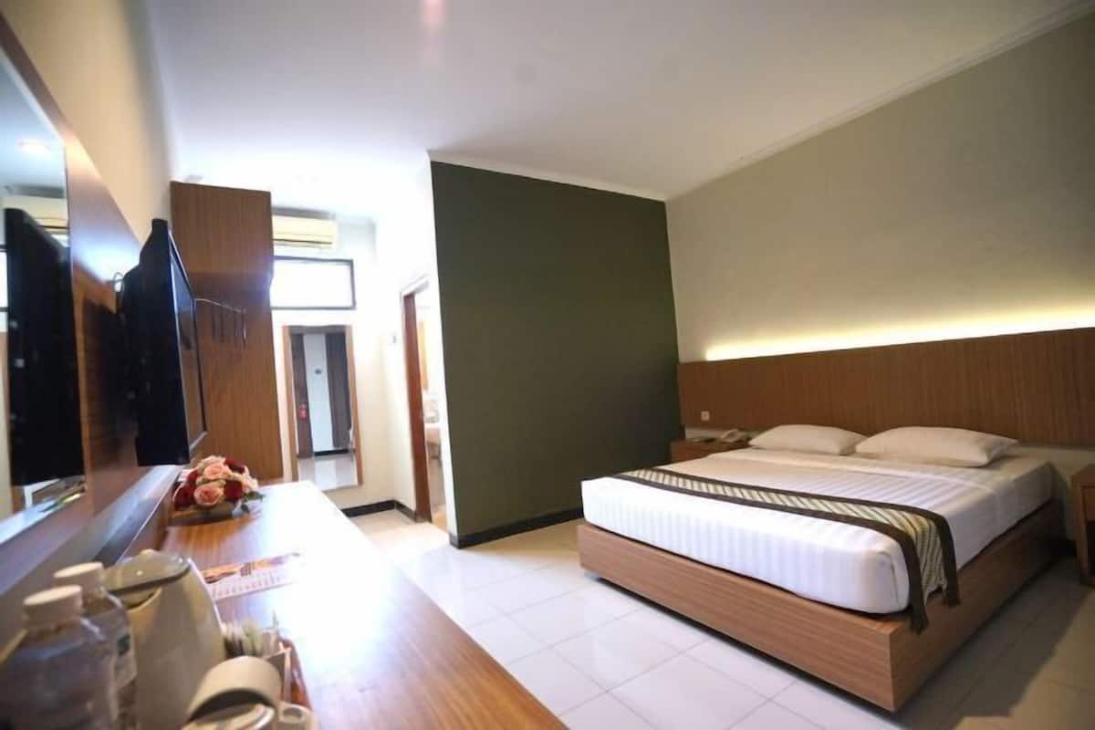 In-room safe, desk, rollaway beds, free WiFi