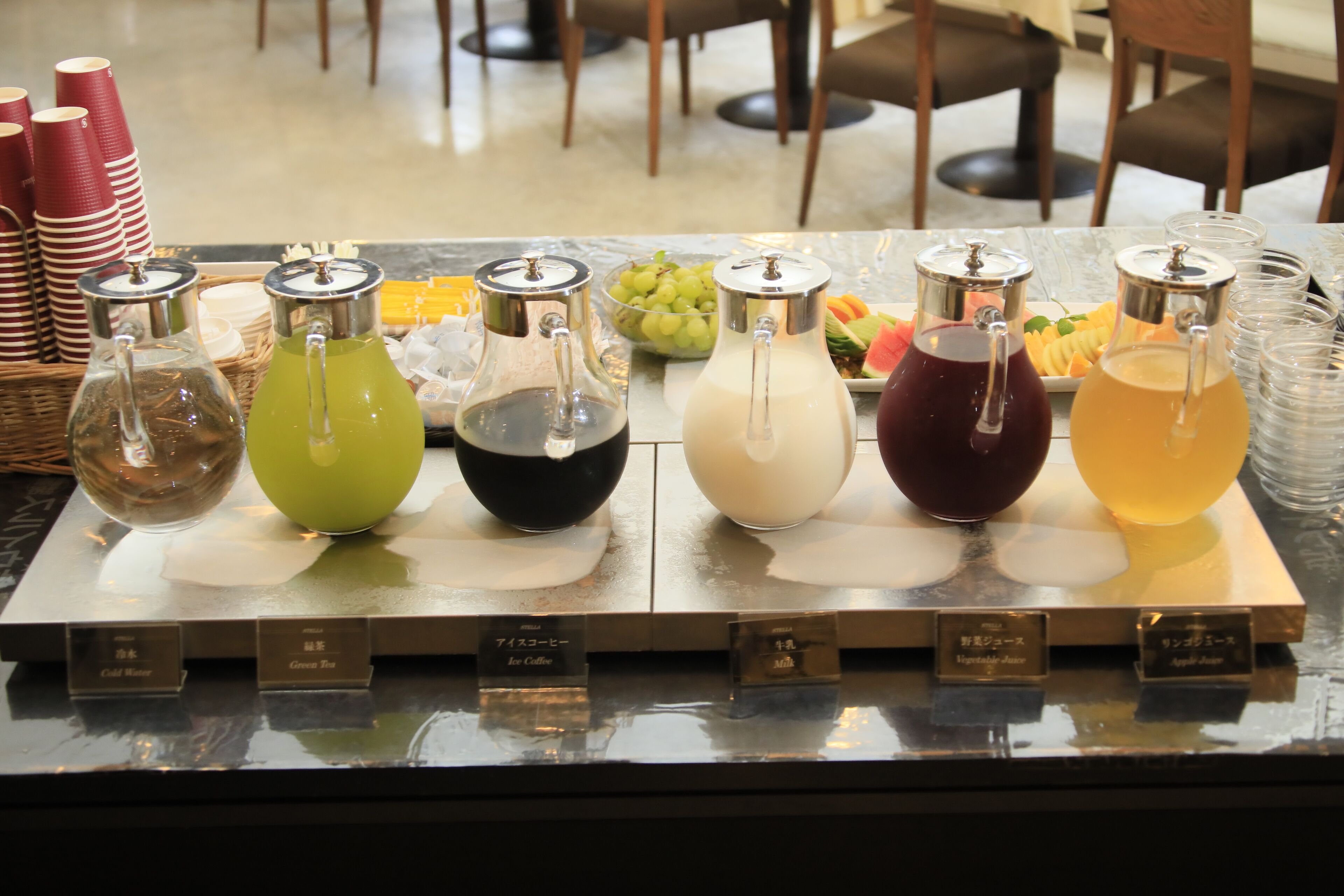 Un espace dédié aux boissons, avec un assortiment de breuvages et un plateau de fruits.