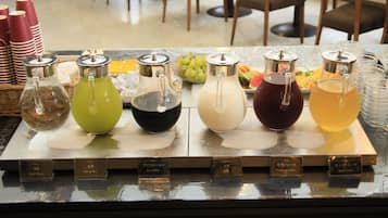 Un espace dédié aux boissons, avec un assortiment de breuvages et un plateau de fruits.