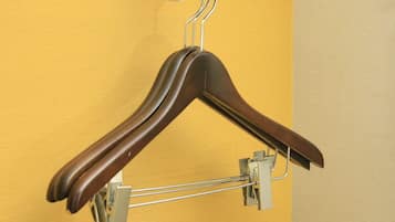 Un perchero de madera sujeto a la pared con un sujetador de metal.