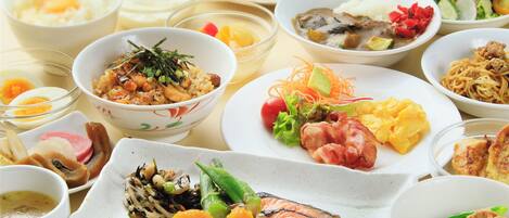 Daily buffet breakfast (JPY 1500 per person)