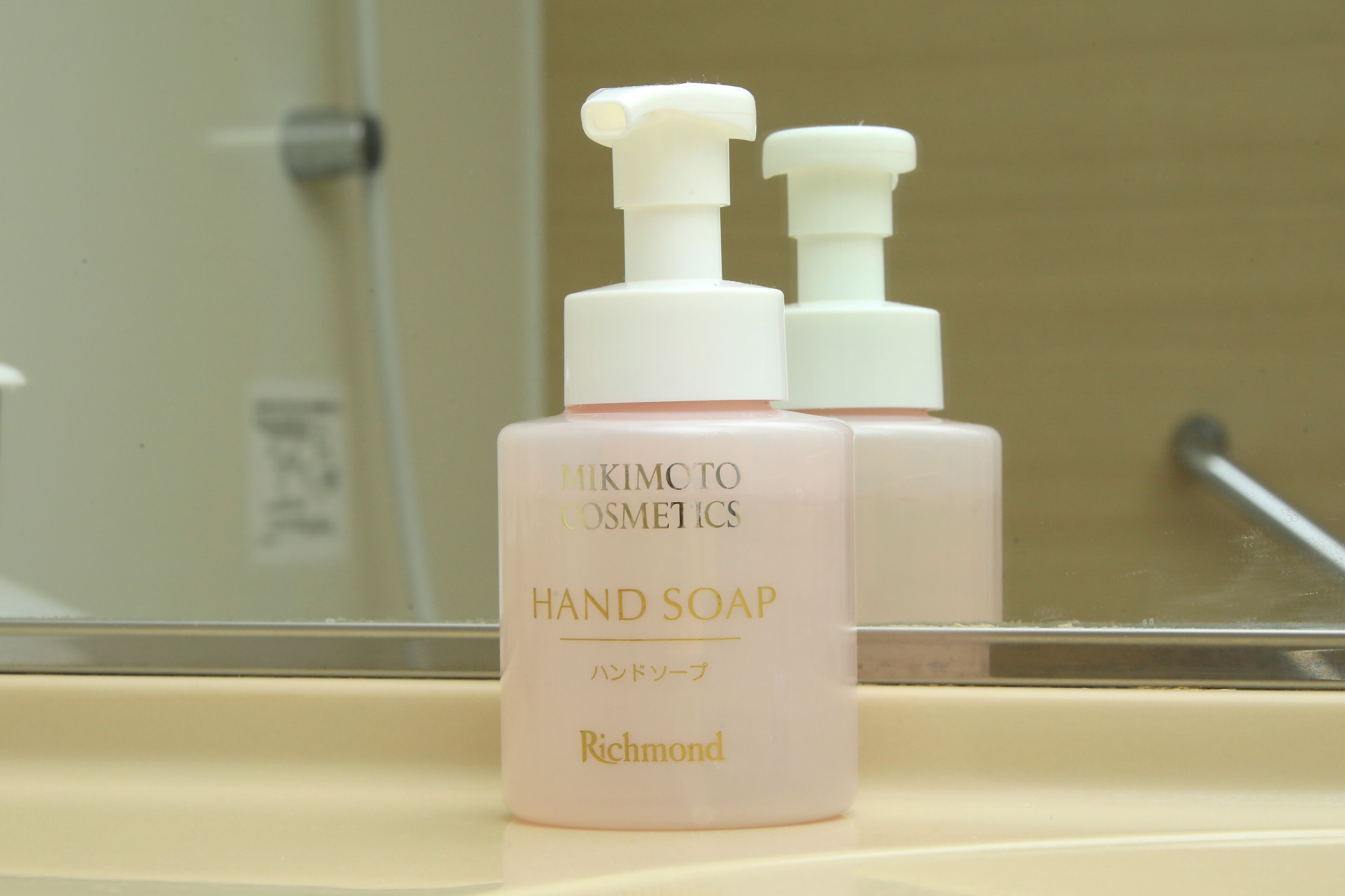 combined shower/bathtub, rainfall showerhead, hair dryer, slippers