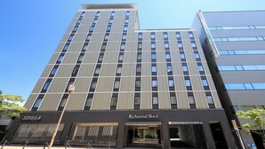 Un grand hôtel moderne, doté d’une entrée imposante et d’une enseigne bien visible.