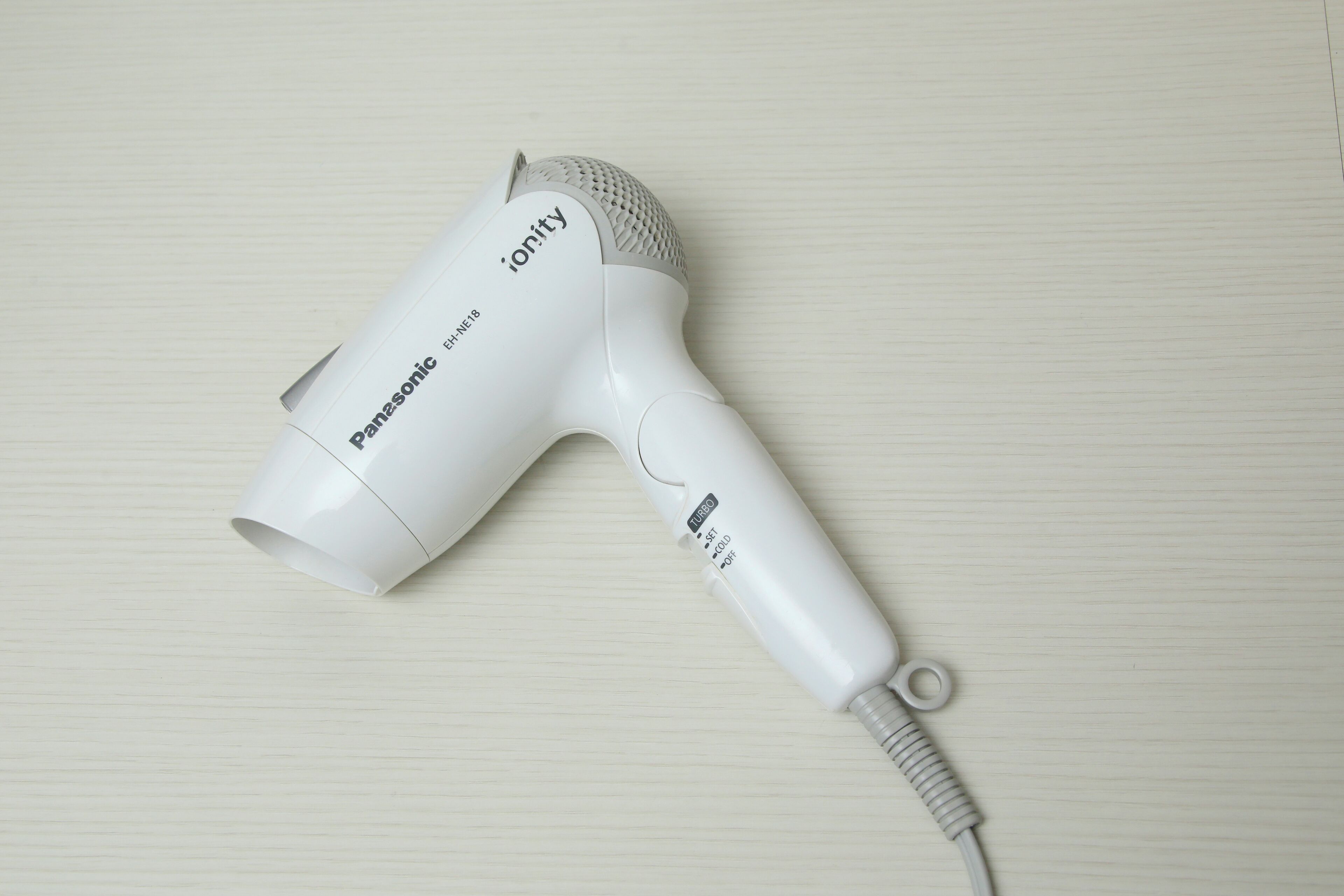 combined shower/bathtub, rainfall showerhead, hair dryer, slippers