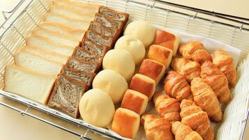 Una bandeja con panes y pasteles variados.