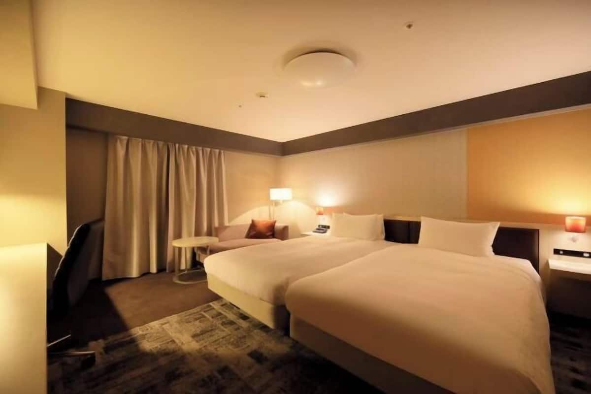 Egyptian cotton sheets, premium bedding, down comforters, desk