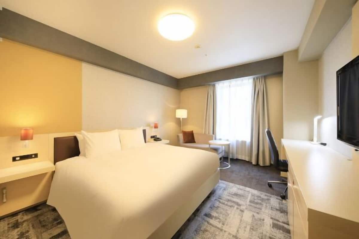 Egyptian cotton sheets, premium bedding, down comforters, desk