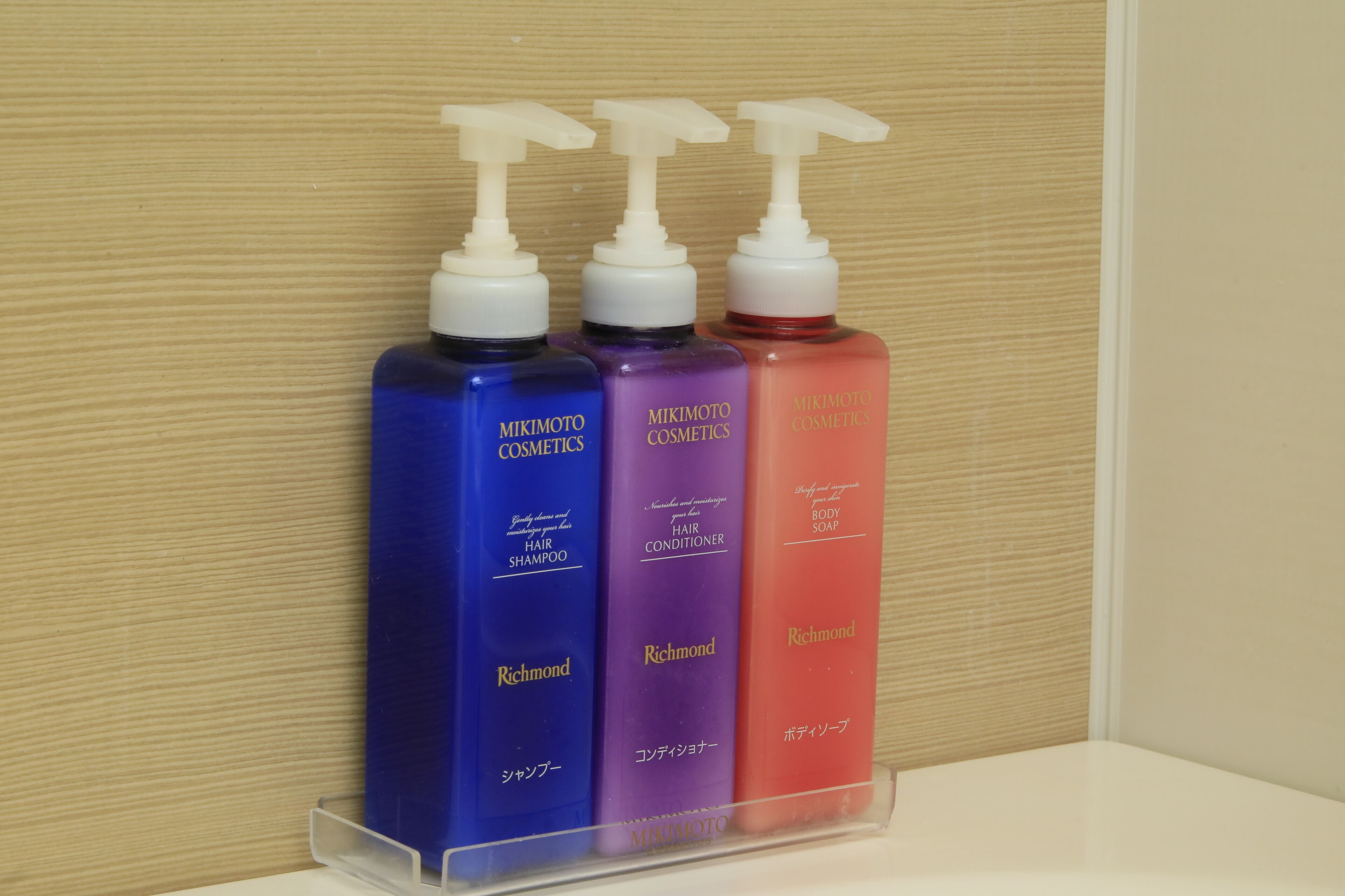 combined shower/bathtub, rainfall showerhead, hair dryer, slippers