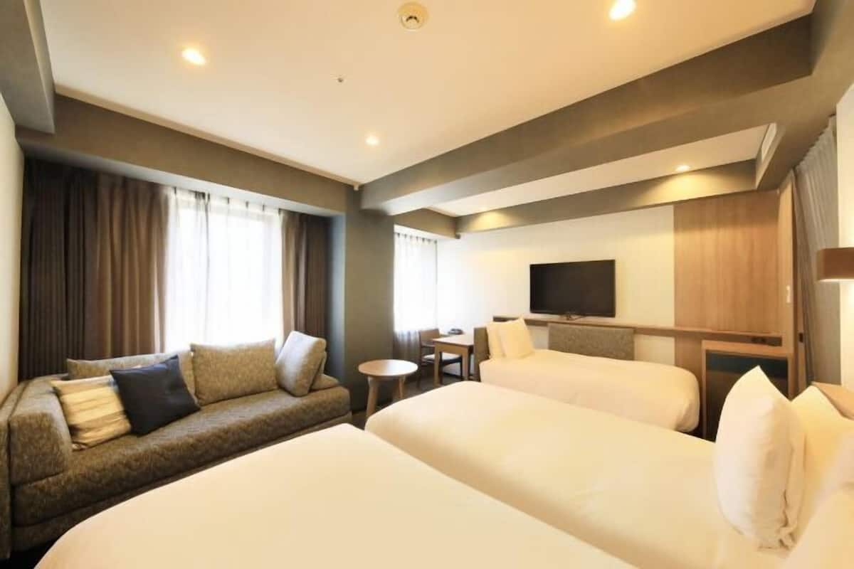 Egyptian cotton sheets, premium bedding, down comforters, desk