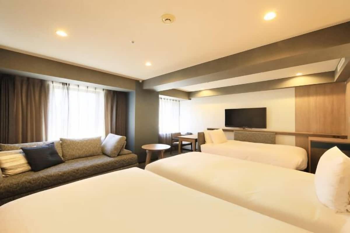 Egyptian cotton sheets, premium bedding, down comforters, desk