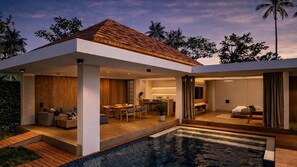 Una casa moderna con piscina, comedor y dormitorio.