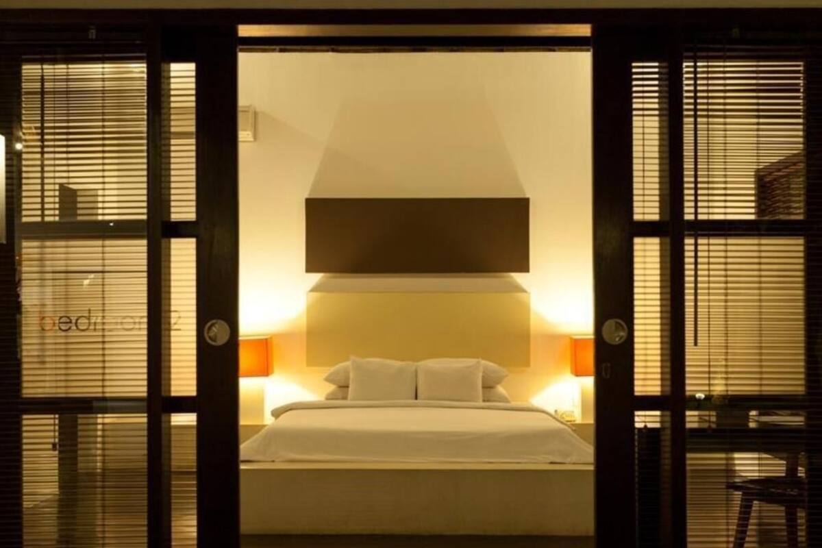 Minibaari, tallelokero huoneessa, työpöytä, ilmaiset vauvansängyt