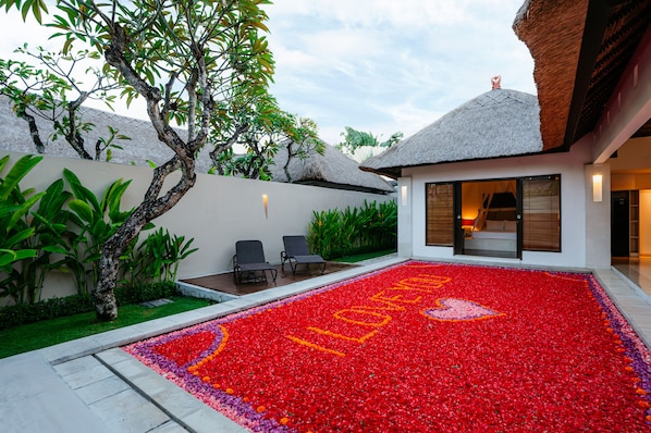 حمّام سباحة خارجي