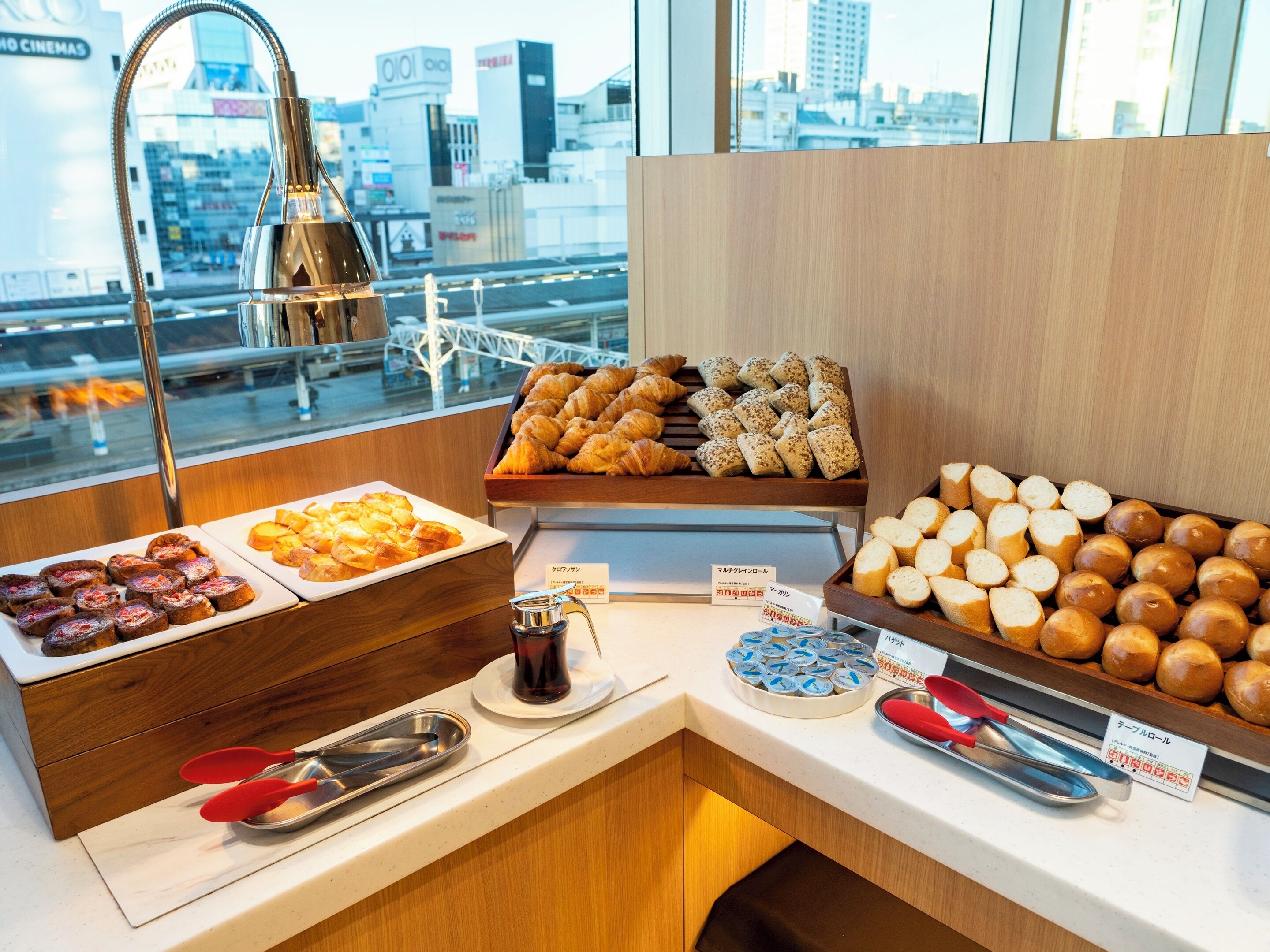 daily buffet breakfast (jpy 2500 per person)