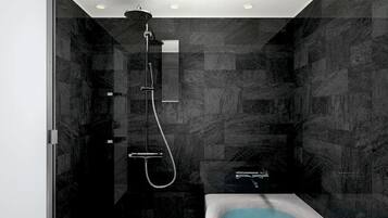 Een moderne badkamer met een glazen douchecabine, een bad en wanden met een donkere, structuur.