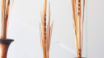 32-tums LED-tv med kabelkanaler och tv