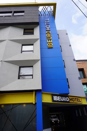 Vista frontal de la propiedad