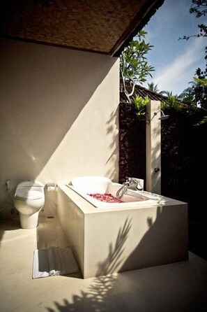Habitación Deluxe | Baño | Bañera profunda y artículos de higiene personal gratuitos