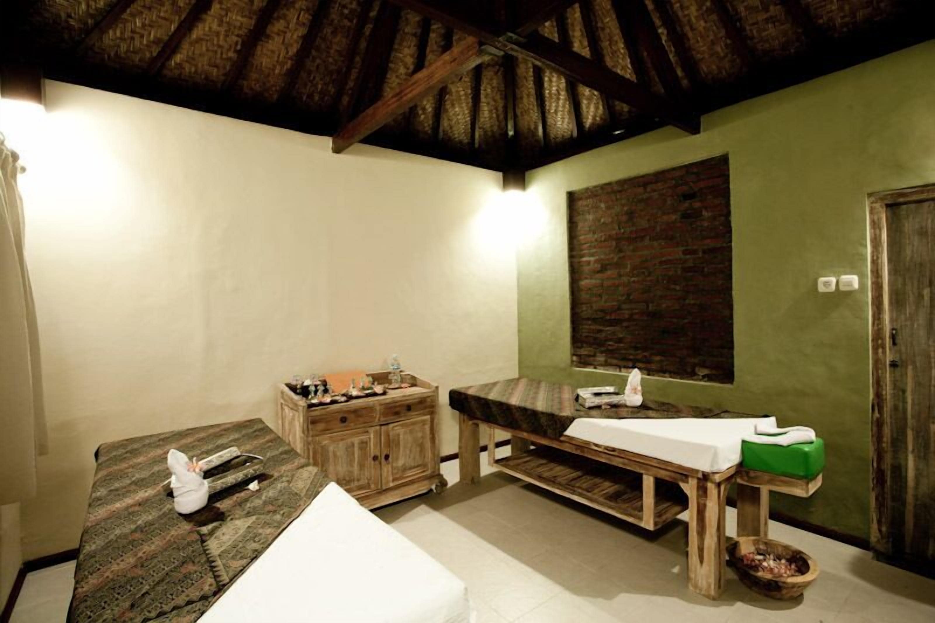 Kroppsbehandlinger, aromaterapi, kroppsskrubb og ansiktsbehandlinger