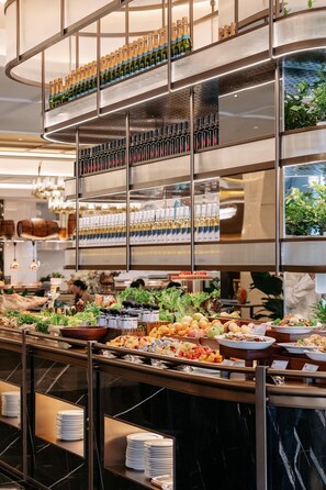 Zona de bufé con diferentes alimentos y bebidas.