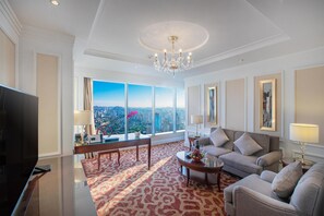 Minibar, coffres-forts dans les chambres, bureau