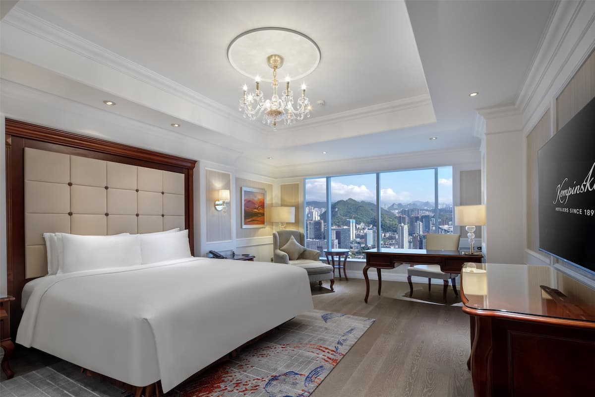 Standard Room, 1 King Bed, City View | Minibar, in-room safe, desk, laptop workspace