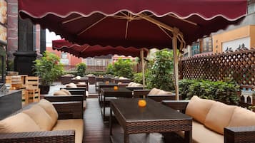 2 間餐廳,供應早餐、午餐和晚餐,創意料理