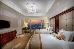 Minibar, in-room safe, desk, laptop workspace - Kempinski Hotel Guiyang (Guiyang)