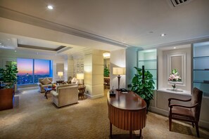 Minibar, coffres-forts dans les chambres, bureau