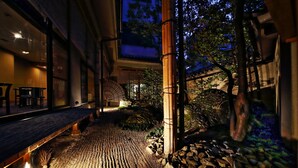 ห้องพรีเมียร์สวีท, หลายเตียง, ปลอดบุหรี่, วิวสวน (Check-in before 9PM) | ลานระเบียง/นอกชาน