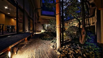Suíte premier, várias camas, para não fumantes, vista para o jardim (Check-in before 9PM) | Terraço/pátio