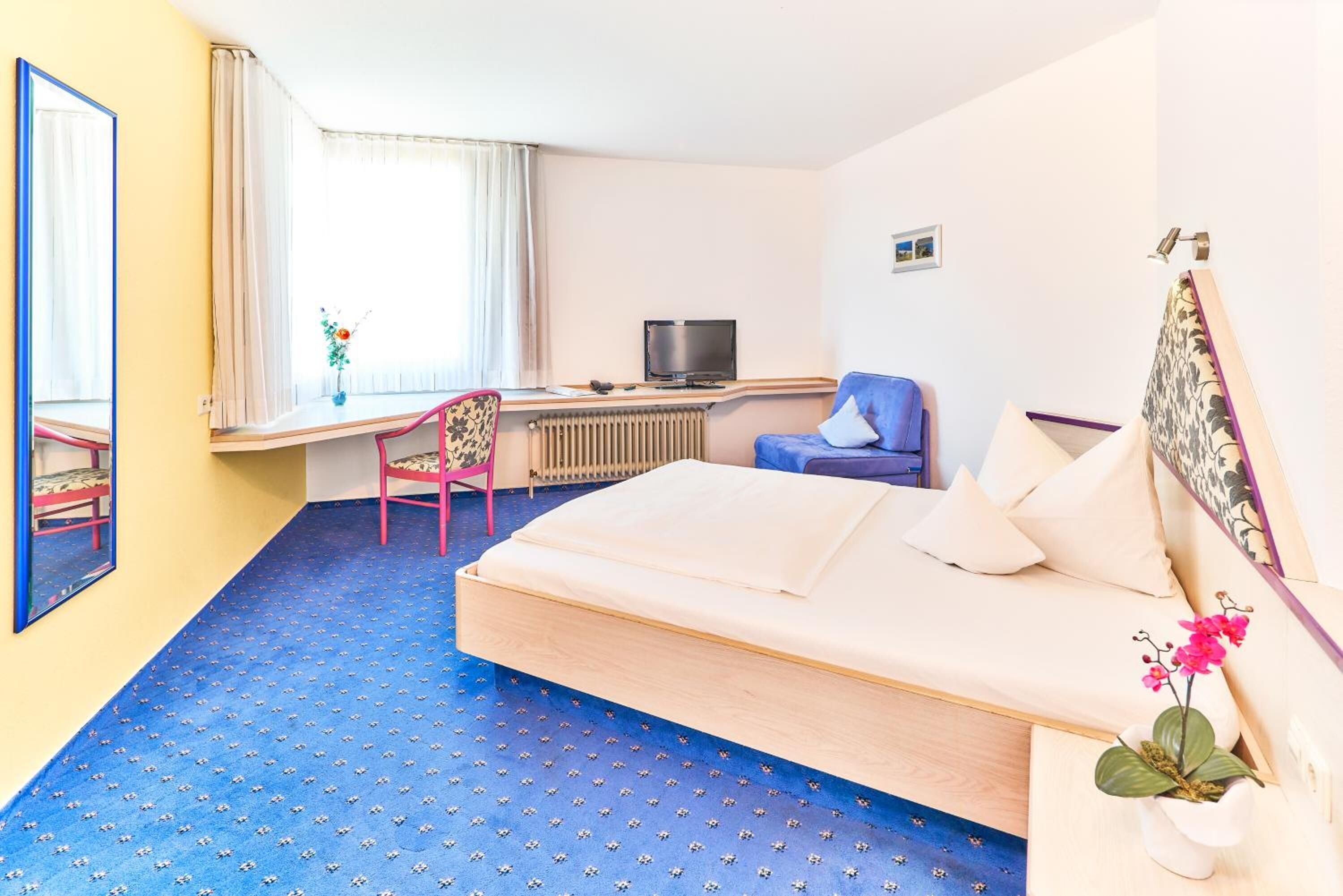 ميني بار ومكتب وتجهيزات عازلة للصوت ومكواة/لوح كي