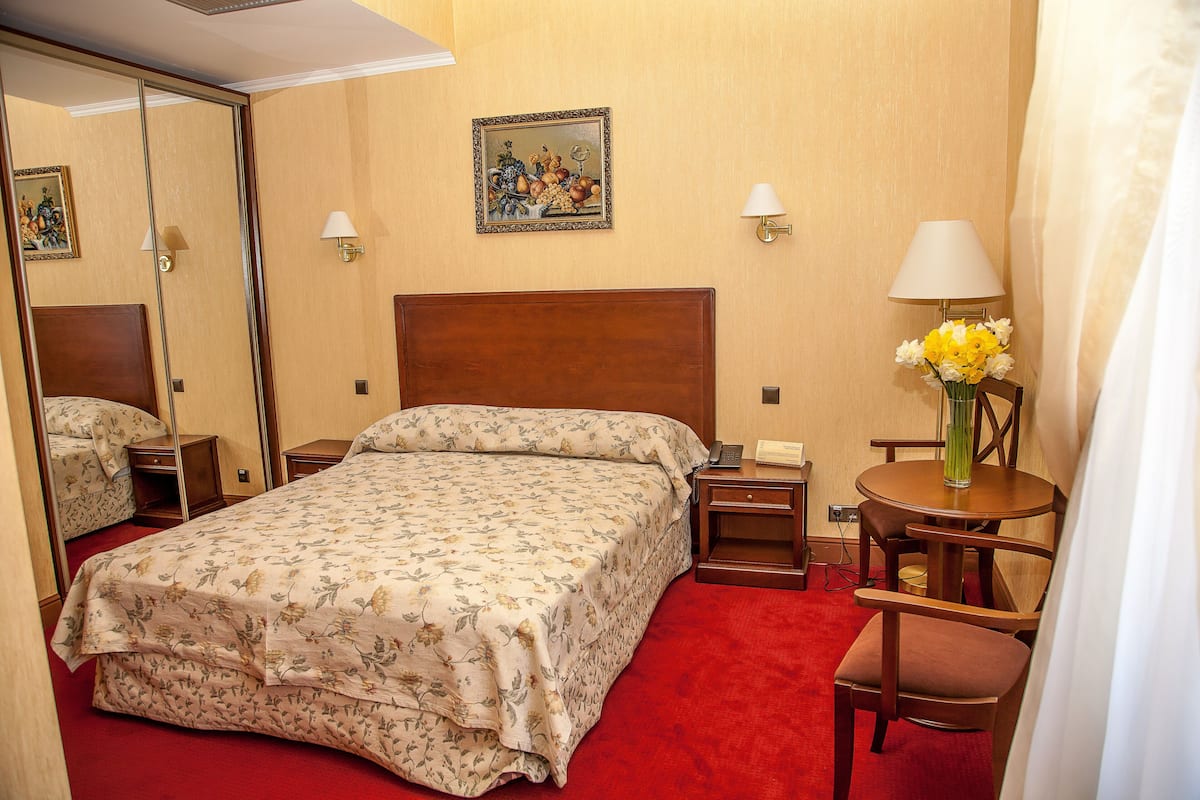 In-room safe, desk, WiFi (free)