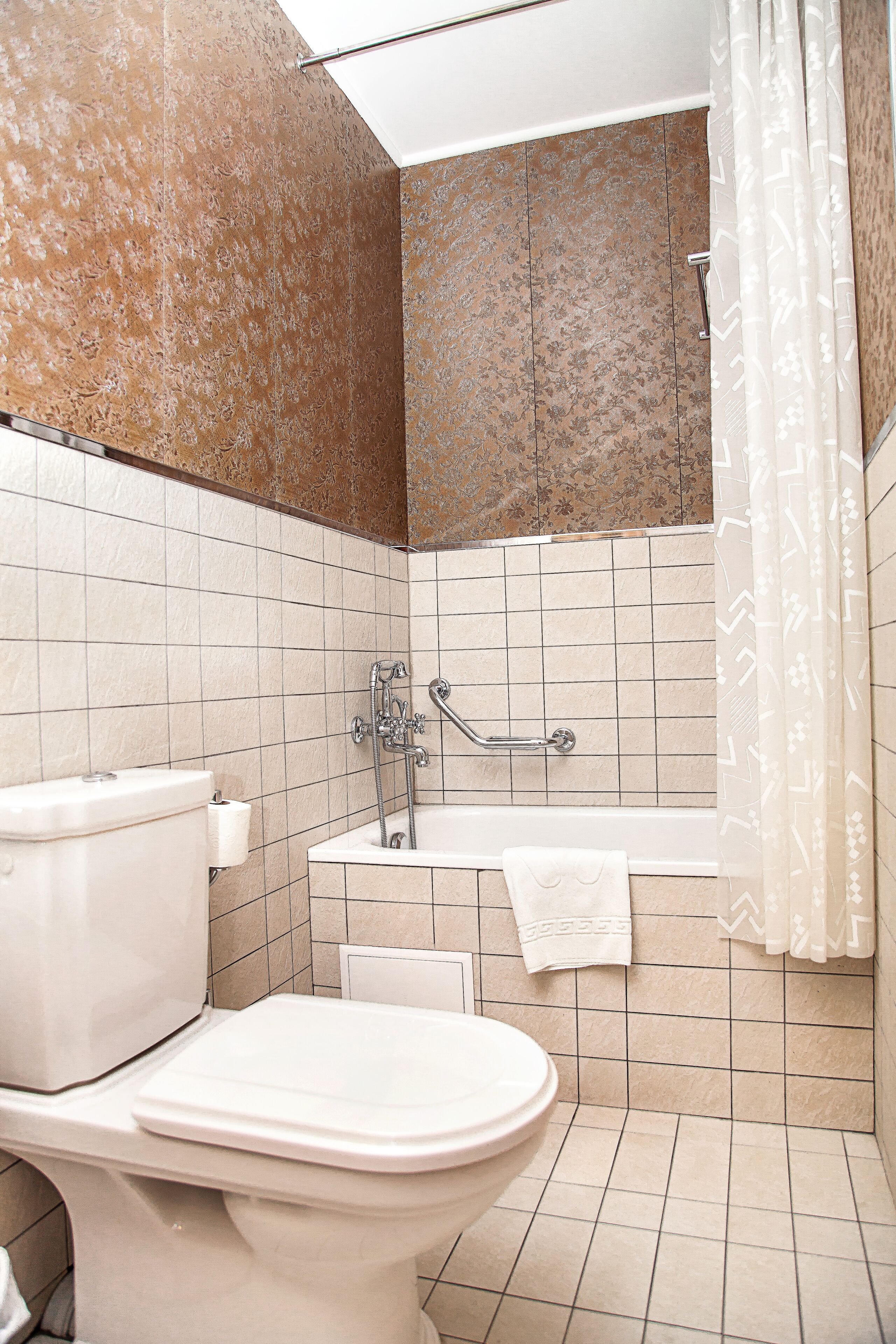 Un bagno con WC, lavabo e vasca da bagno.