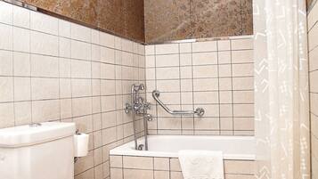 Un bagno con WC, lavabo e vasca da bagno.