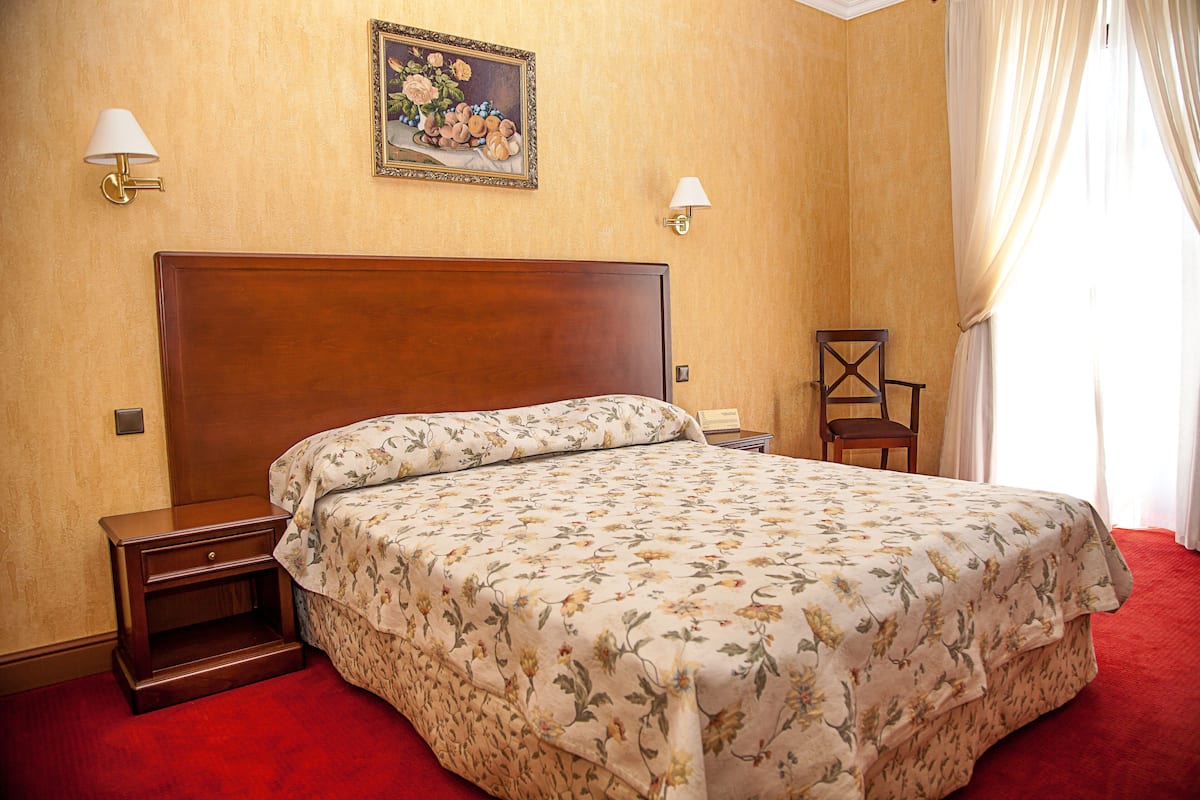 Superior Double Room | In-room safe, desk, WiFi (free)