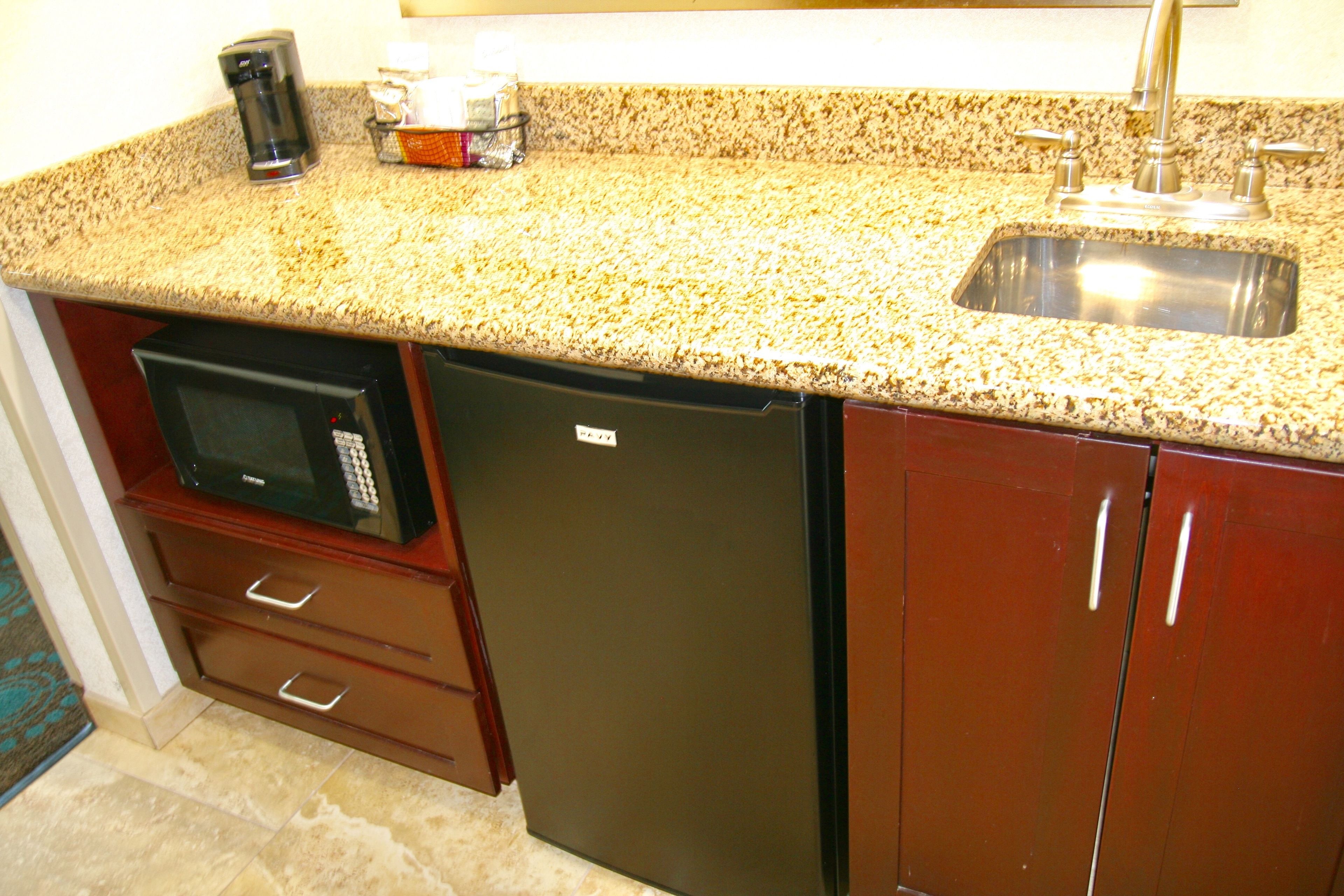 fridge, coffee/tea maker