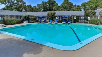 Piscine extérieure en saison