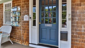 Une porte bleue portant l’inscription « Bureau », avec une petite fenêtre et une boîte aux lettres.