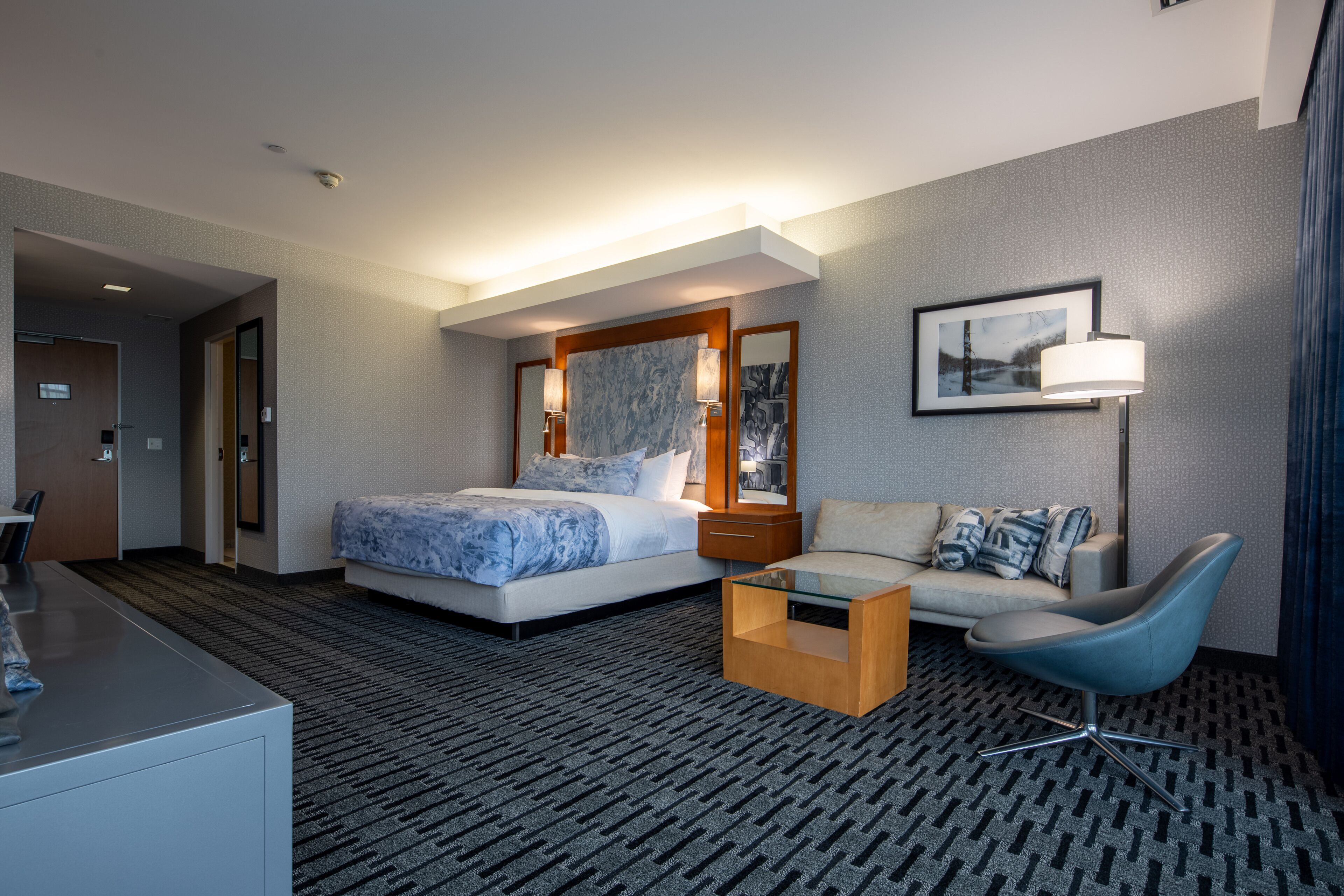 deluxe room, 1 king bed | hypo-allergenic bedding, down duvets, pillow-top beds, in-room safe