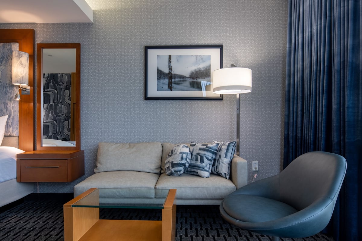 deluxe room, 1 king bed | hypo-allergenic bedding, down duvets, pillow-top beds, in-room safe
