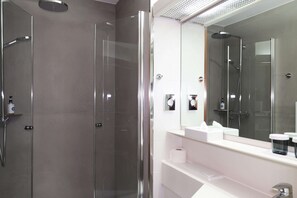 In-room safe, desk, laptop workspace, blackout drapes - Comfort Hotel Atlantic Muenchen Sued (Ottobrunn)