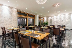 Tägliches Frühstücksbuffet (10 EUR pro Person)