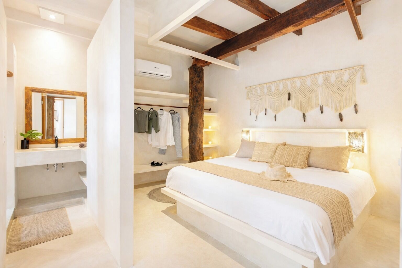 Un dormitorio con una cama grande, un adorno de macramé en la pared y un armario empotrado.