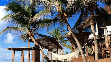 Piscine extérieure, chaises longues