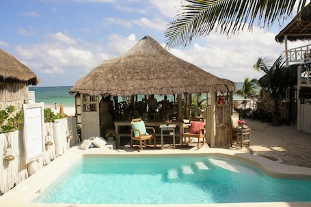 Una piscina al aire libre, sillones reclinables de piscina