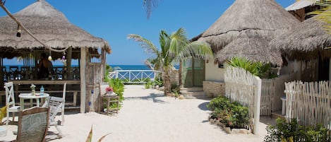 Standard Room, 1 Queen Bed, Ground Floor | Living area